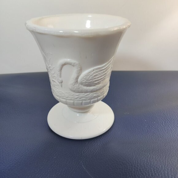 Milk Glass Planter, Vintage with Two Swans, pedestal foot. - Picture 1 of 8